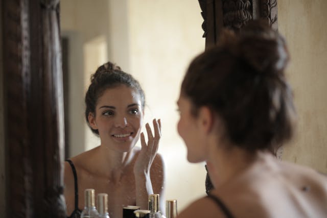7 Veelgemaakte Skincare-Fouten Die Je Huid Dof Maken (En Hoe Je Ze Oplost)