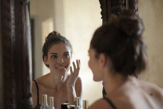 7 Veelgemaakte Skincare-Fouten Die Je Huid Dof Maken (En Hoe Je Ze Oplost)