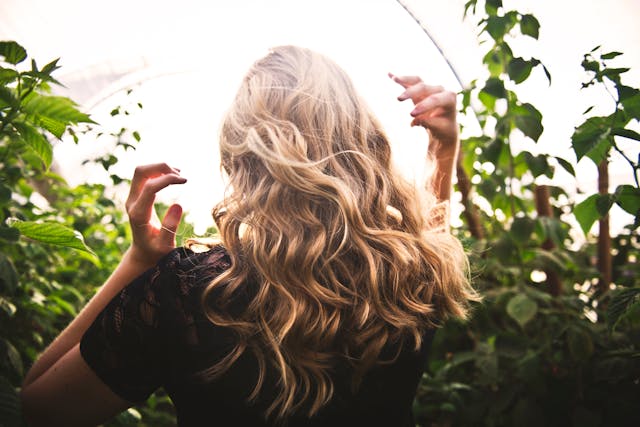 Waarom Hittevrije Styling Beter Is Voor Je Haar (En Hoe Je Prachtige Curls Krijgt Zonder Warmte)
